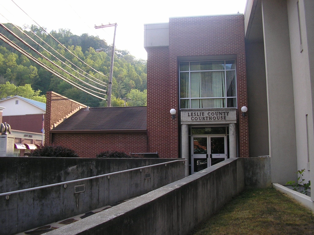1200px Leslie County%2C Kentucky Courthouse.JPG